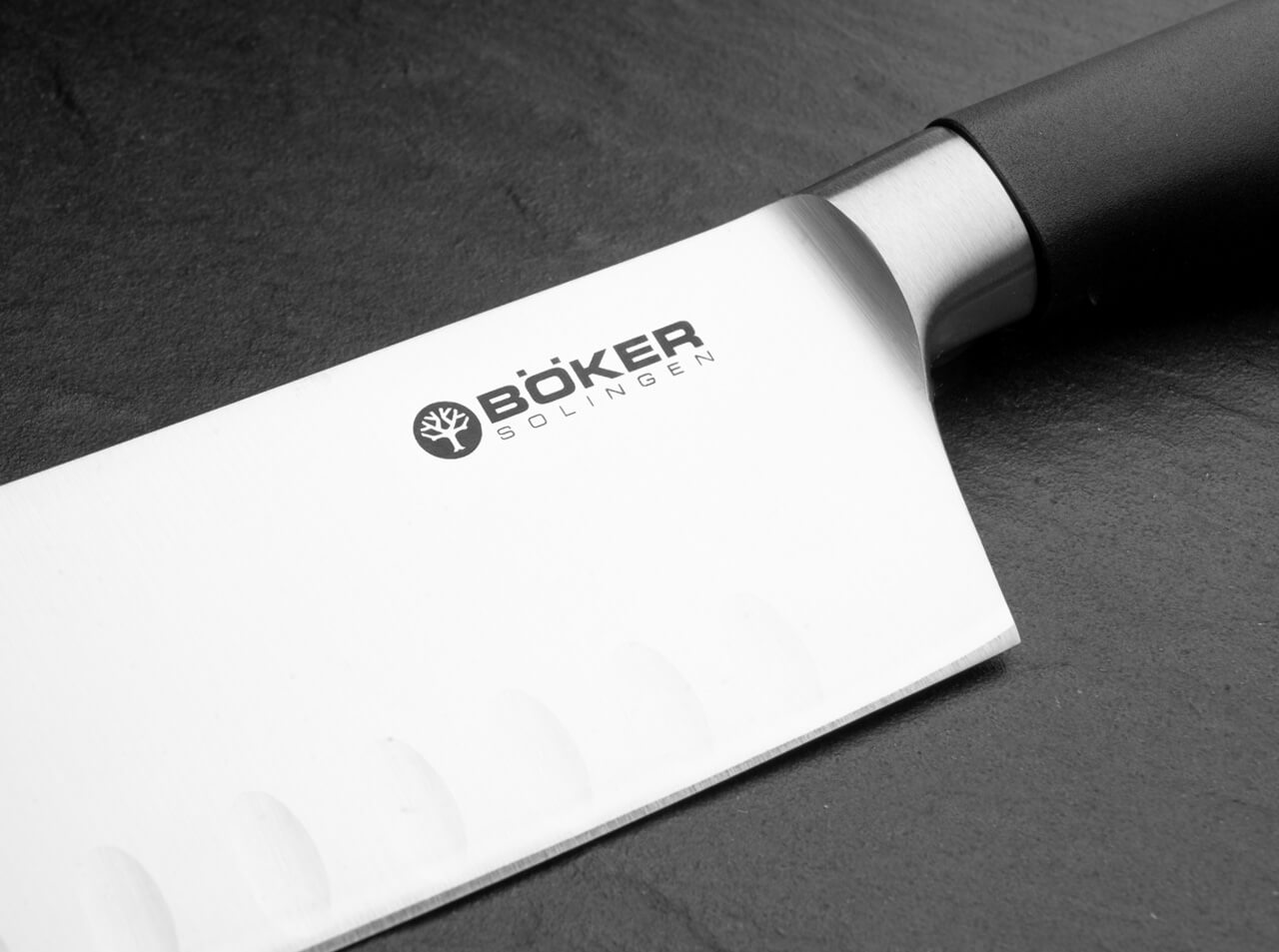 https://www.bokerusa.com/media/image/24/8b/cb/boeker-manufaktur-solingen-core-professional-santoku-with-hollow-edge-130835_4.jpg