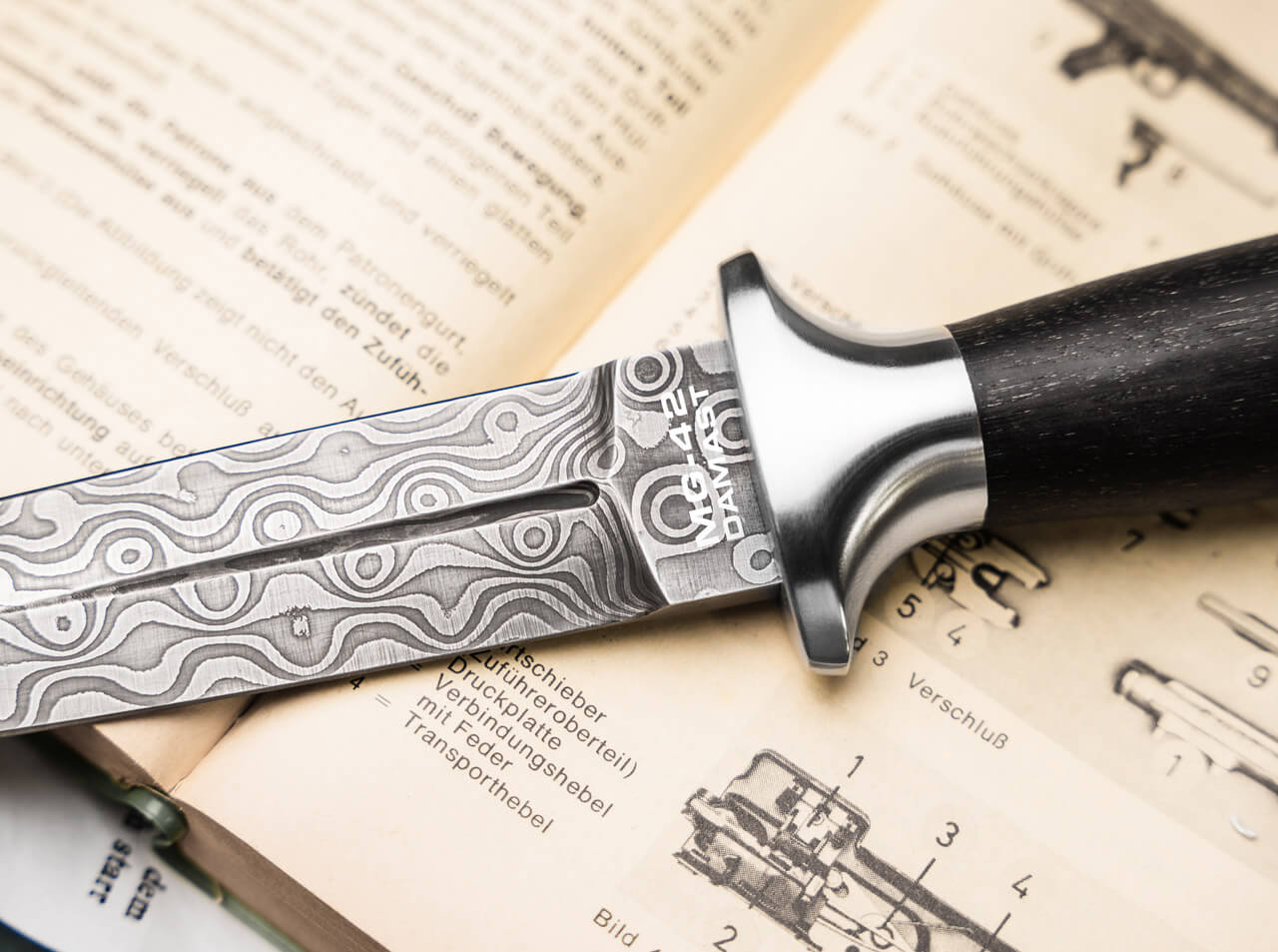 Boker MG-42 Damast Dagger: A Historical Masterpiece in Damascus Steel-img-4