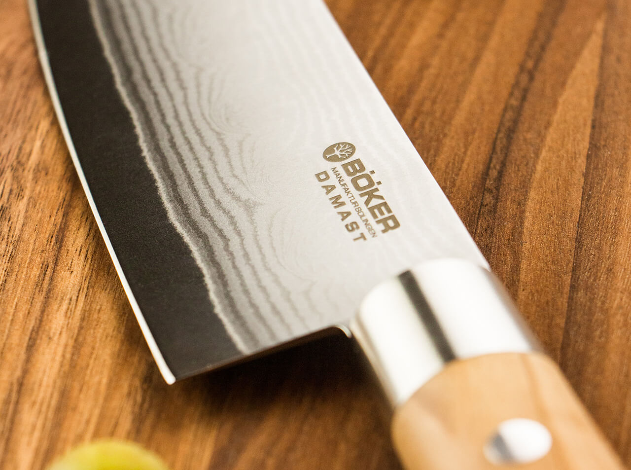 https://www.bokerusa.com/media/image/8a/18/3c/boeker-manufaktur-solingen-damast-olive-chef-s-knife-large-130441dam_4.jpg