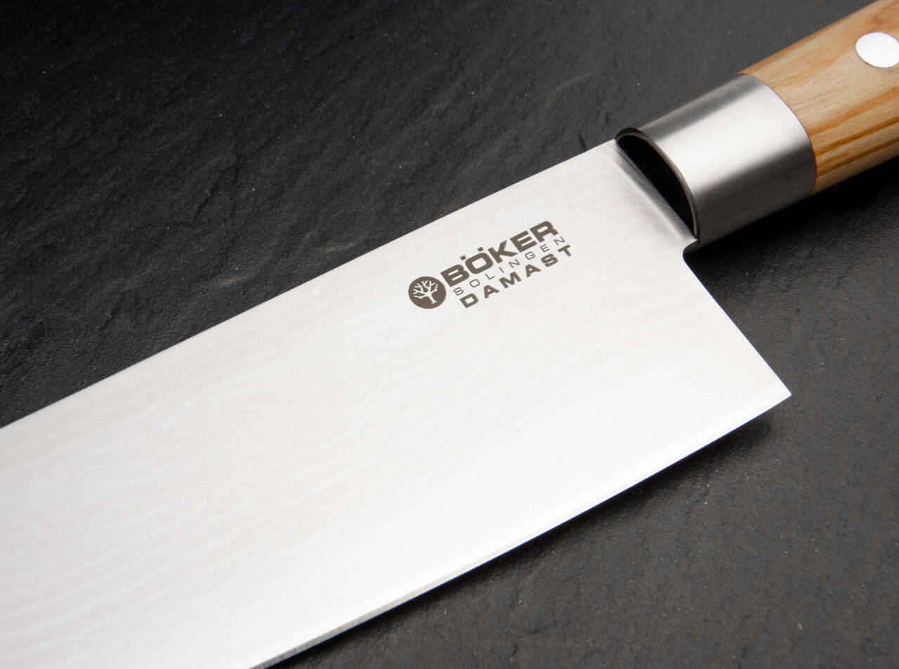 https://www.bokerusa.com/media/image/a3/5a/2a/boeker-manufaktur-solingen-damast-olive-chef-s-knife-large-130441dam_5.jpg